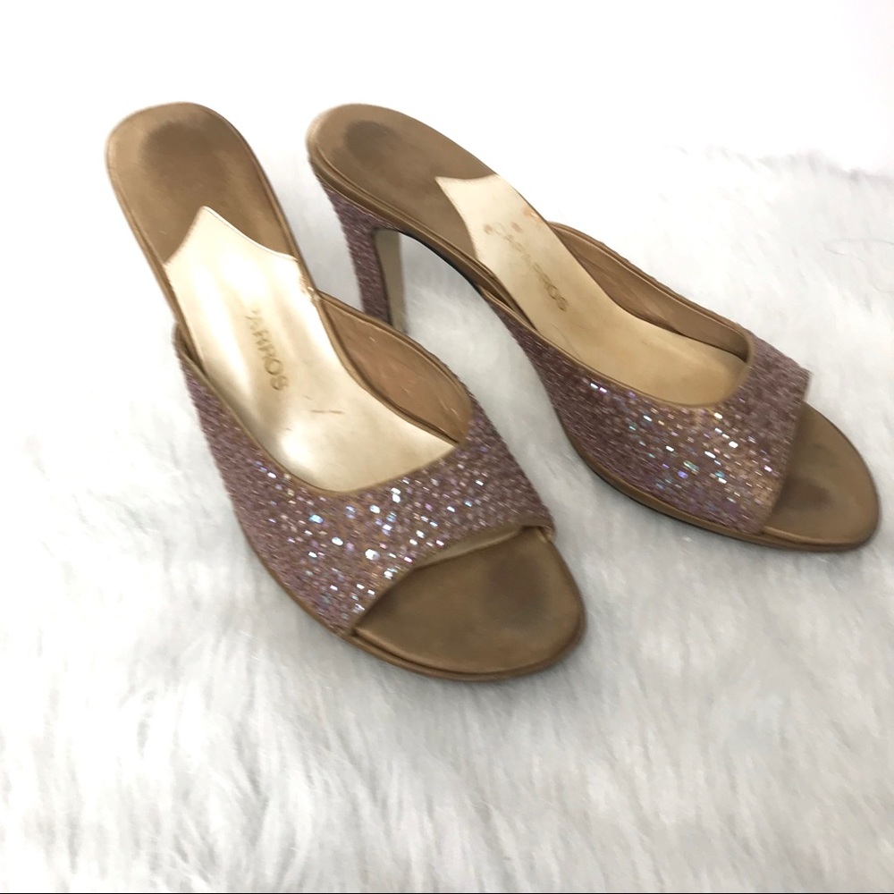 Low heeled, pink sparkle shoe!